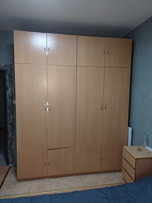 Продавам четирикрилен гардероб