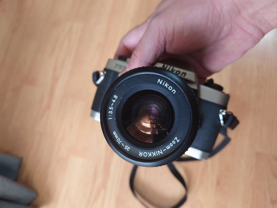 SLR Nikon FE10 cu obiectiv nikon