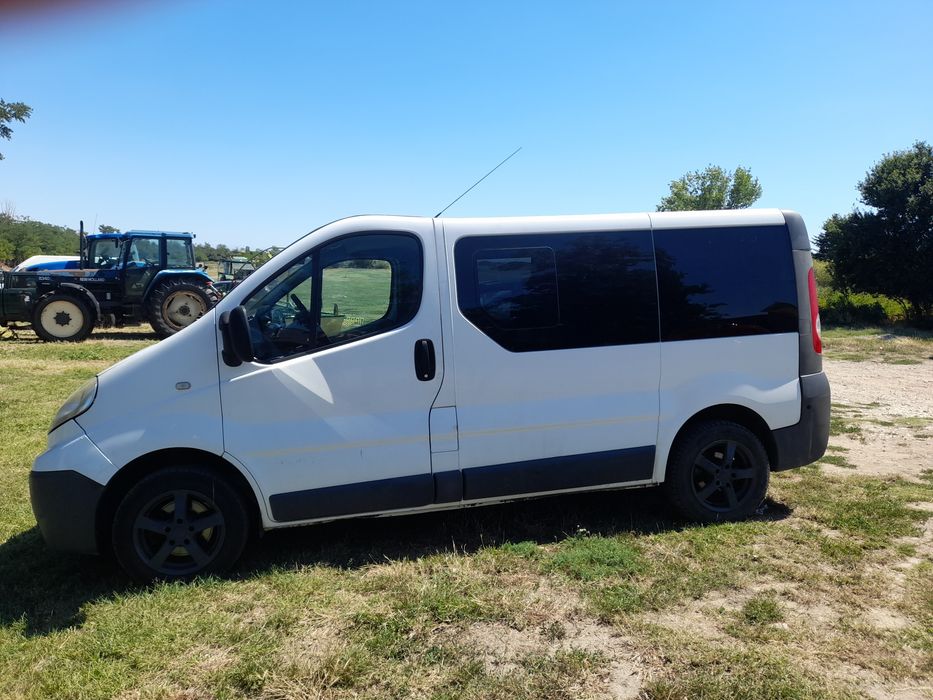 Vând Nissan Primastar Renault Trafic 2.0Diesel 9locuri recent înmatric
