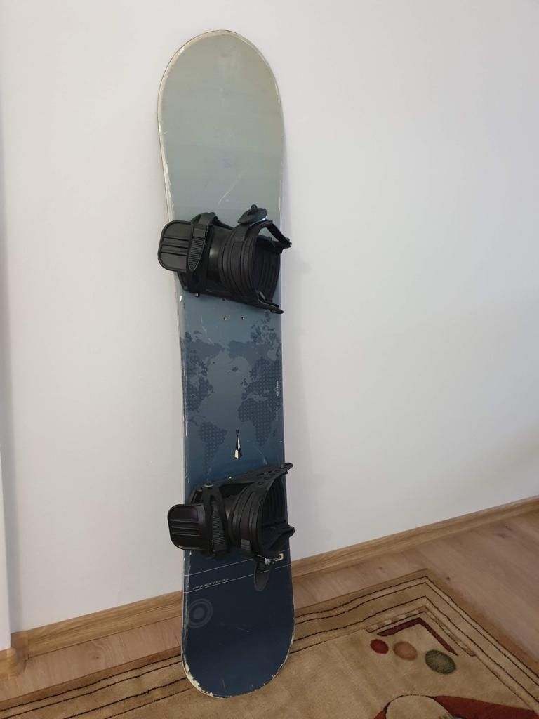 Vând placa snowboard, casca, boots și protecție