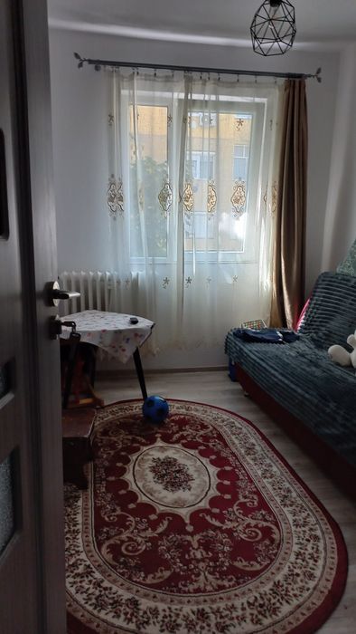 Schimb  apartament  cu trei camere pe apartament  cu două  camere