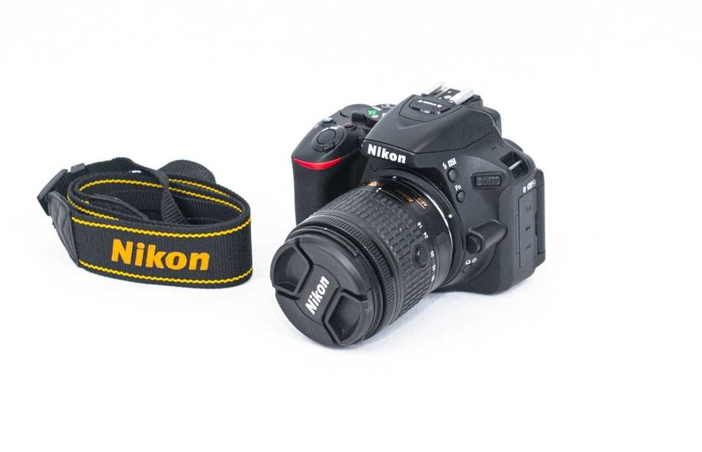 Nikon D5600 kit + obiectiv 18-55mm - 3400 de cadre - Aparat foto DSLR