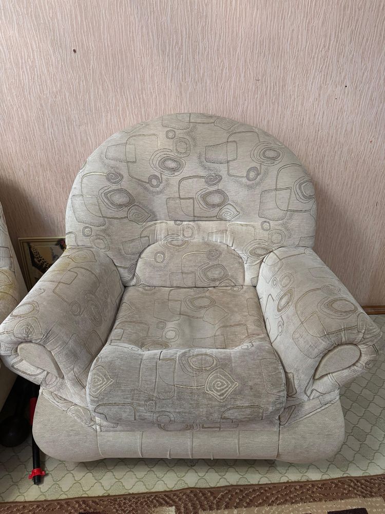Угловой диван и два кресла