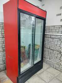 Срочно продам витринный холодильник
