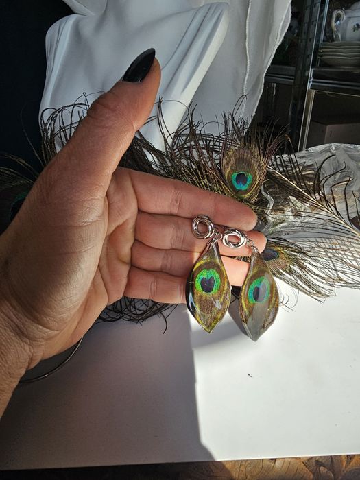 Ръчно изработени обеци с паунови пера, запечатани в епоксидна смола.