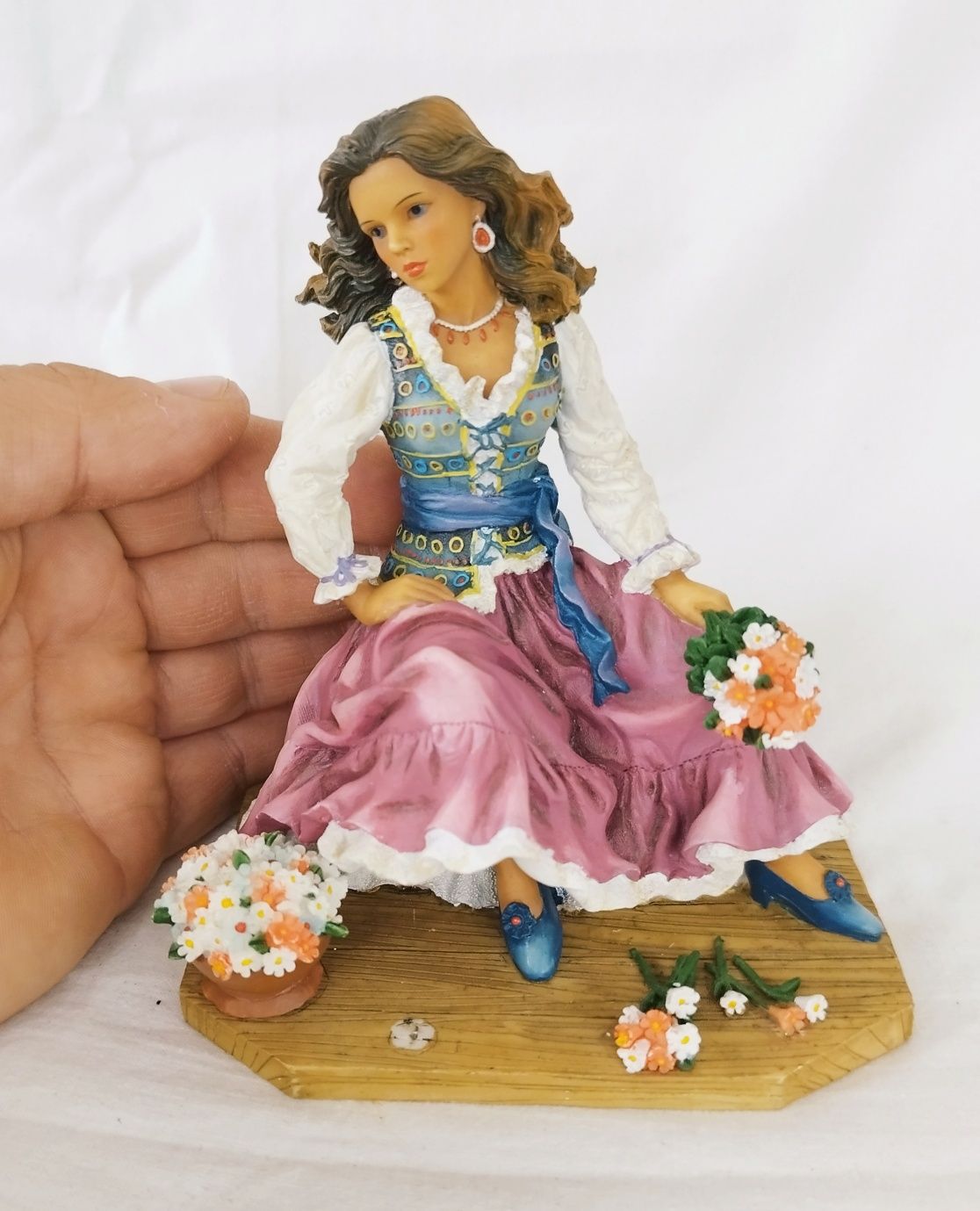 Figurină decorativă din rășină acrilică, "Țigancă cu flori".
