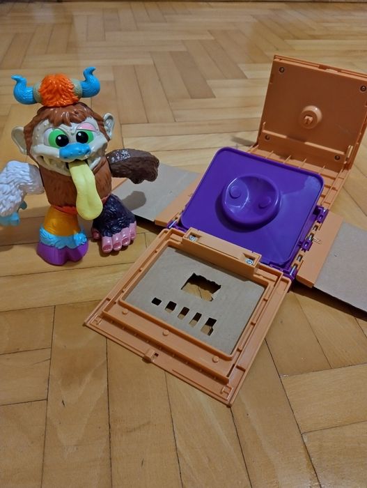 Забавна играчка чудовище