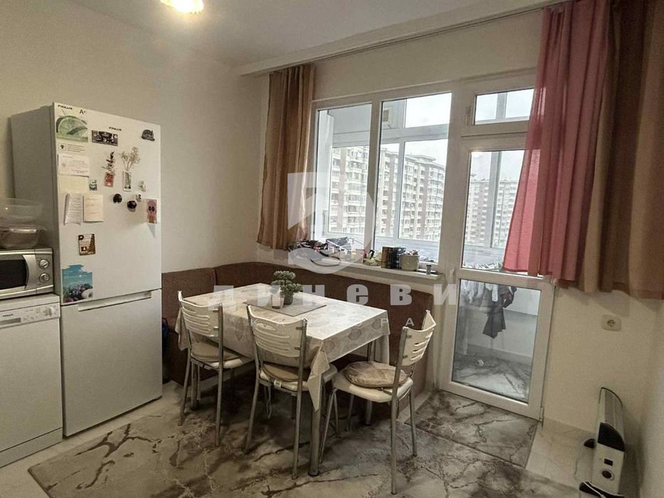 Продава тристаен в ТОП Център