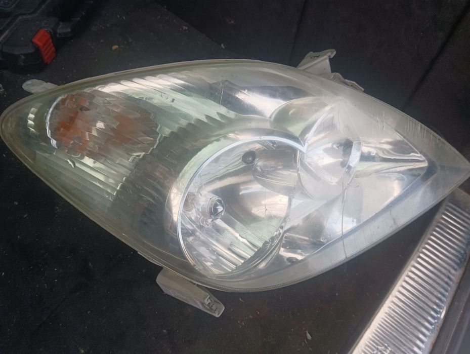 Десен фар за Toyota Corolla verso