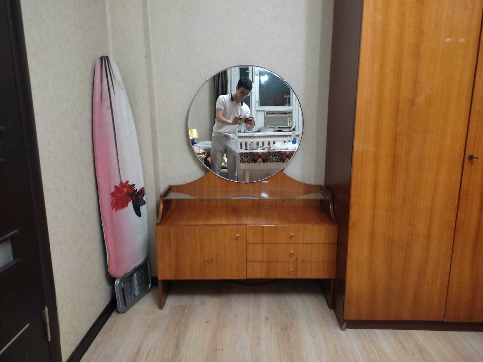 Трюмо деревянное с круглым зеркалом