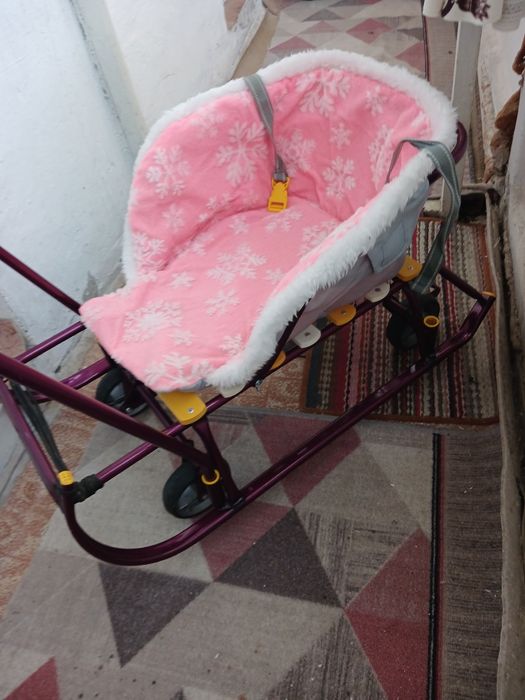 Продам сани. В отличном состоянии на колёсах. Ручка  перекидываеться.