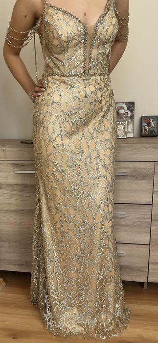 Продавам чисто нова бална рокля!