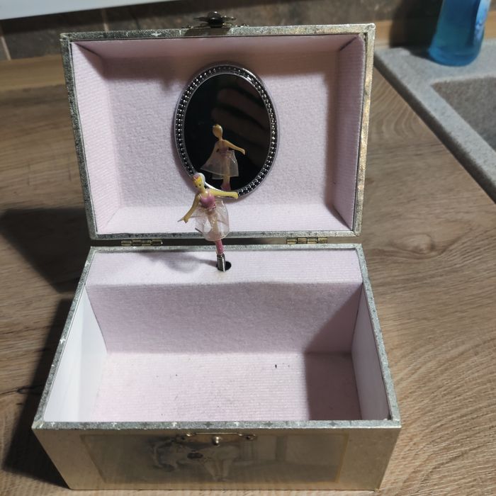 Музикална Интересна кутийка  Лебедово езеро