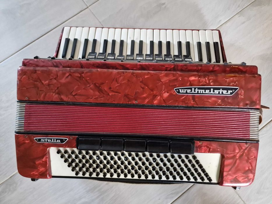 Акордион Weltmeister Stella 120 басов полупрофесионален