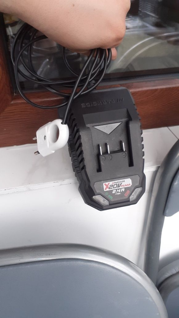 Vând incarcator acumulatori Parkside 12V și 20V
