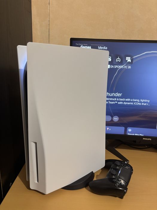 PS5 + 4 игри + FC26 дигитална – Отлично състояние