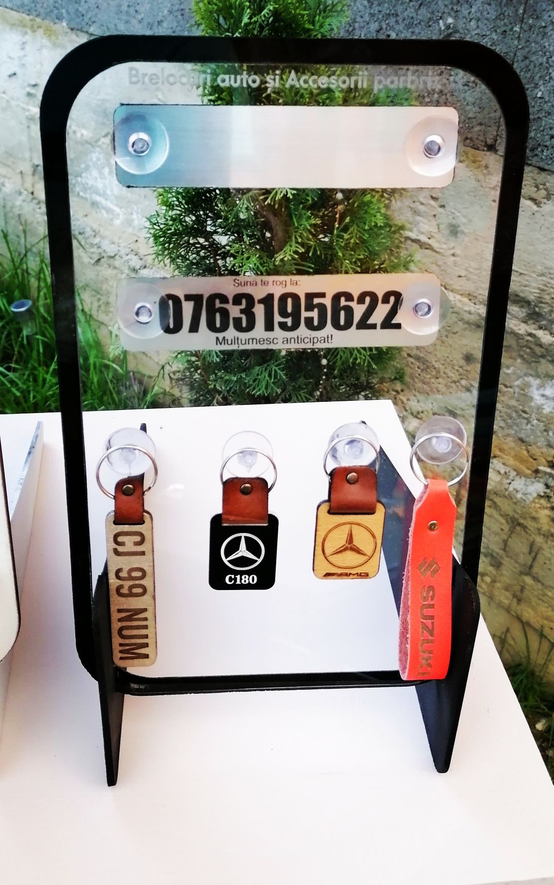 Brelocuri personalizate, numere telefon parbriz, pixuri personalizate