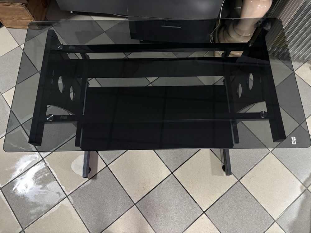 Se vinde birou de sticla cu suport tastatura