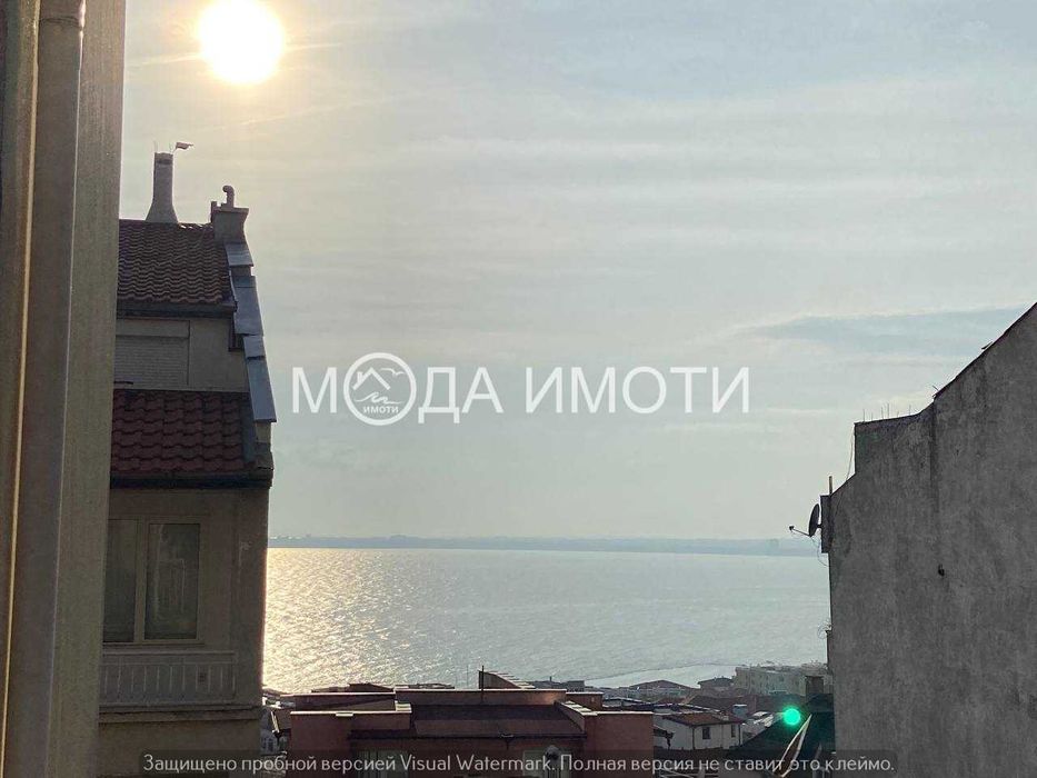 Жилищна сграда на четири етажа и мансарда за развитие на бизнес