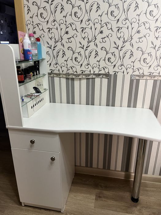 Стол до маникюра