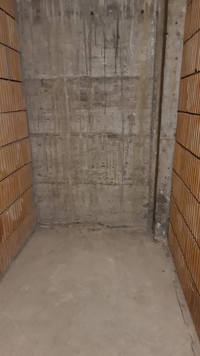 Închiriez loc de parcare și o boxă