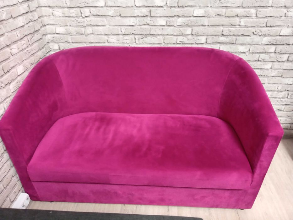 Двуместен розов диван