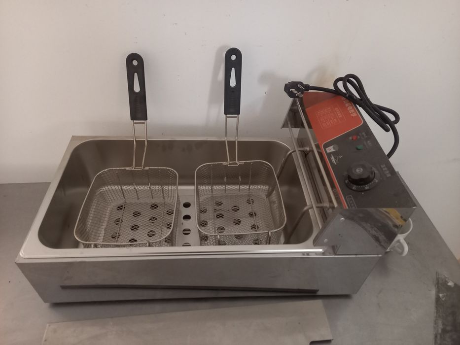 Продаю фрютюрницу для перажков сосисок и для картошки фри новая.