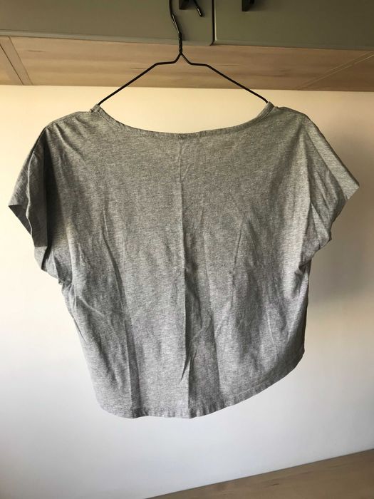Tricou gri scurt pentru femei Tricou crop de damă (Top Crop) Vero Moda