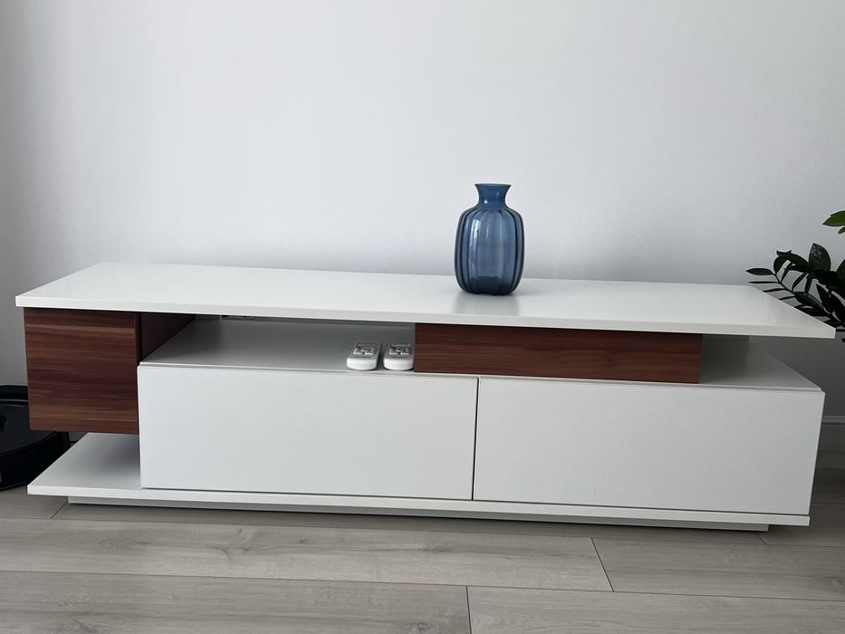 Comoda TV lungime-140 cm; latime-40cm