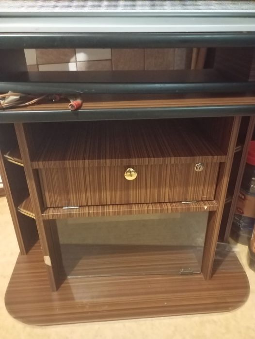 Продам телевизор и тумбу