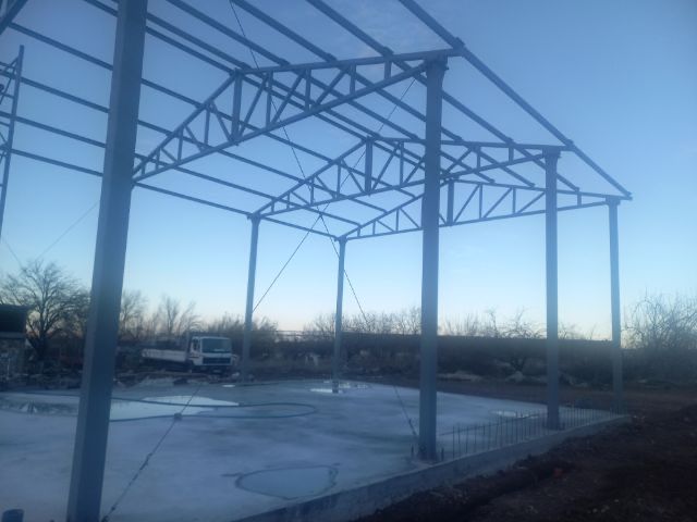 Продавам метално хале 9 широчина, 20 дължина, 4 височина.