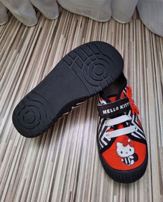 Papucei Hello Kitty mărime 30 ca noi.