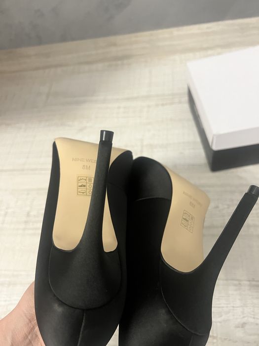 Черни класически обувки на ток Nine West