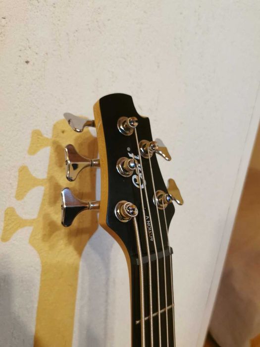 5-струнен бас Cort Action V