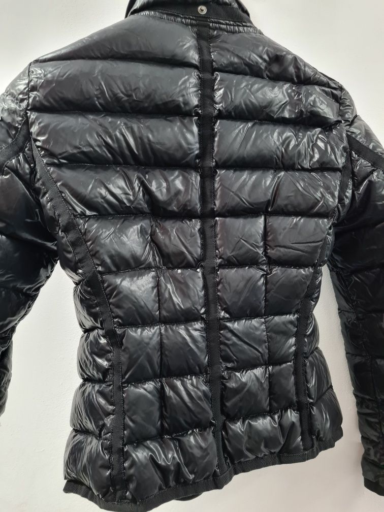 Vând geaca moncler