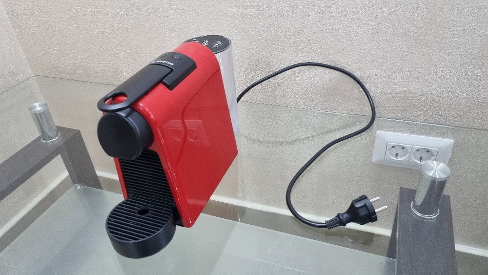 Vand apart de cafea Nespresso Essenza Mini Rosu + Container zahar