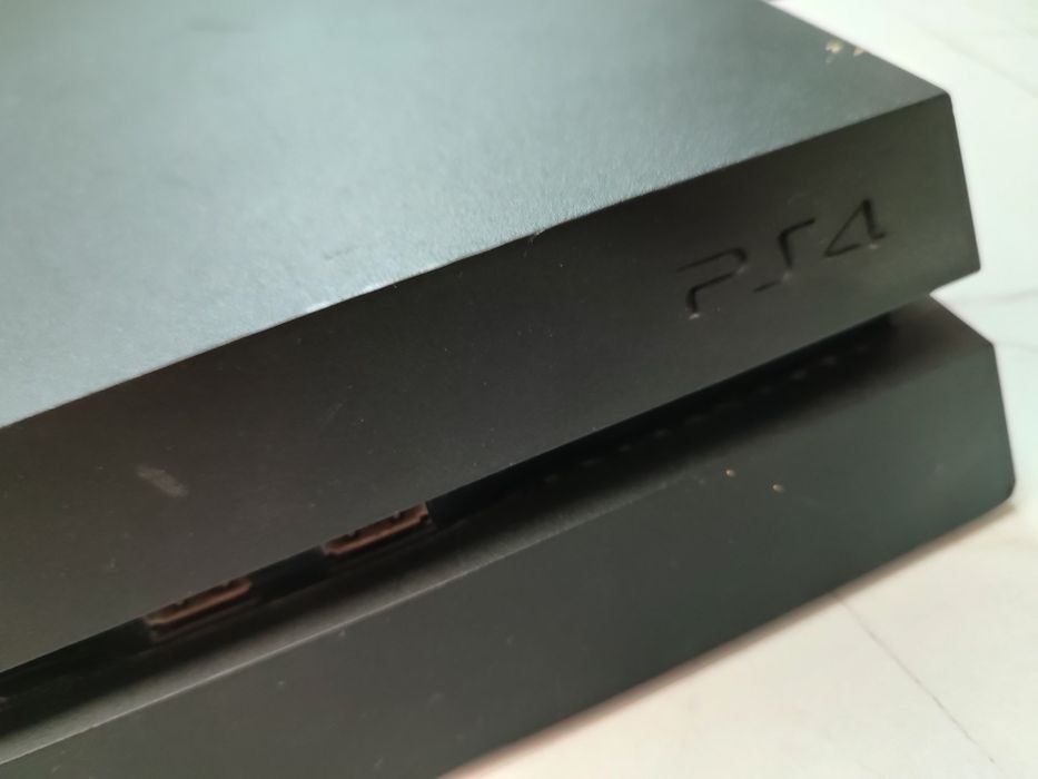 Плеистеишн 4,использованный,работает .