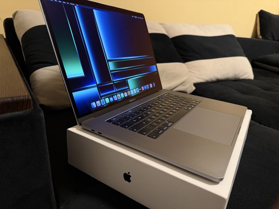MacBook Pro 15” 2018 2.2GHz i7 256GB 16GB Като Нов!