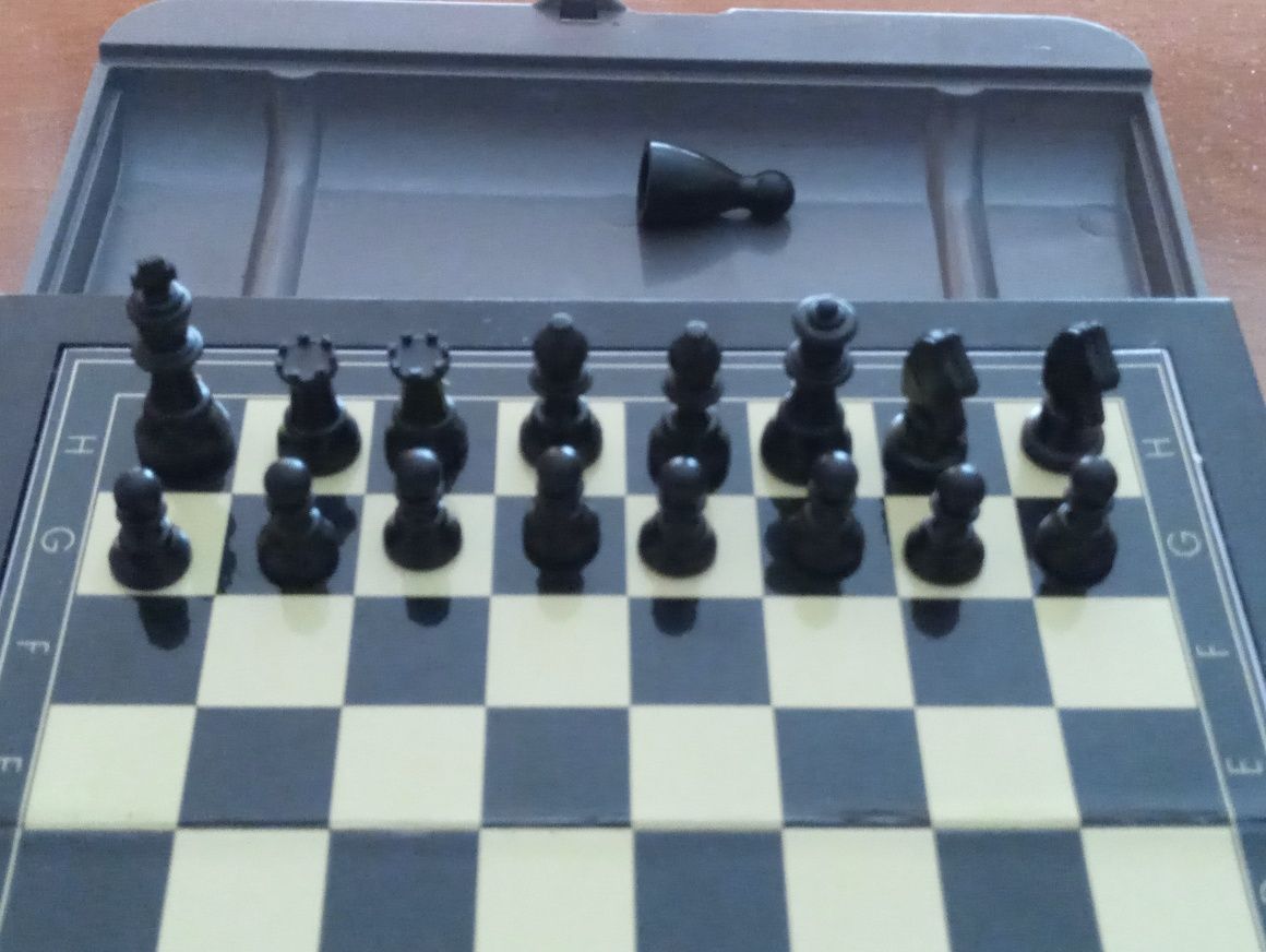 Mini tabla portabila de șah incompletă pe magneți