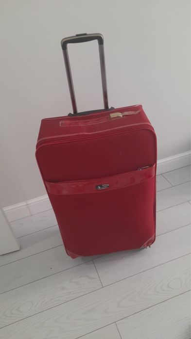 На ватсап напишите.Красный чемодан.Вместительный/прочный