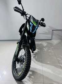 Motocicleta Cross RKS XVR 250 cu un motor 250CC