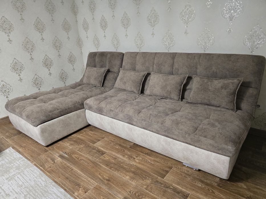 Диван   ещё один кресло