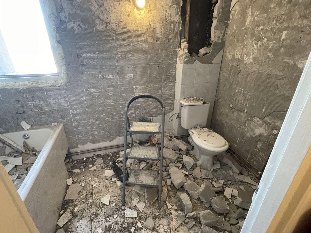 Debarasari / Demolari ,Moloz / Mobila poduri beciuri apartamente etc .