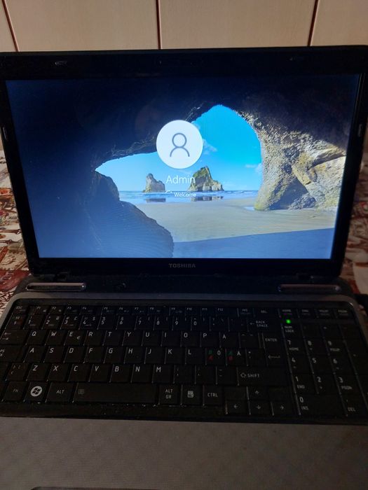 Vând laptop Toshiba și calculator (unitate,tastatura,monitor)