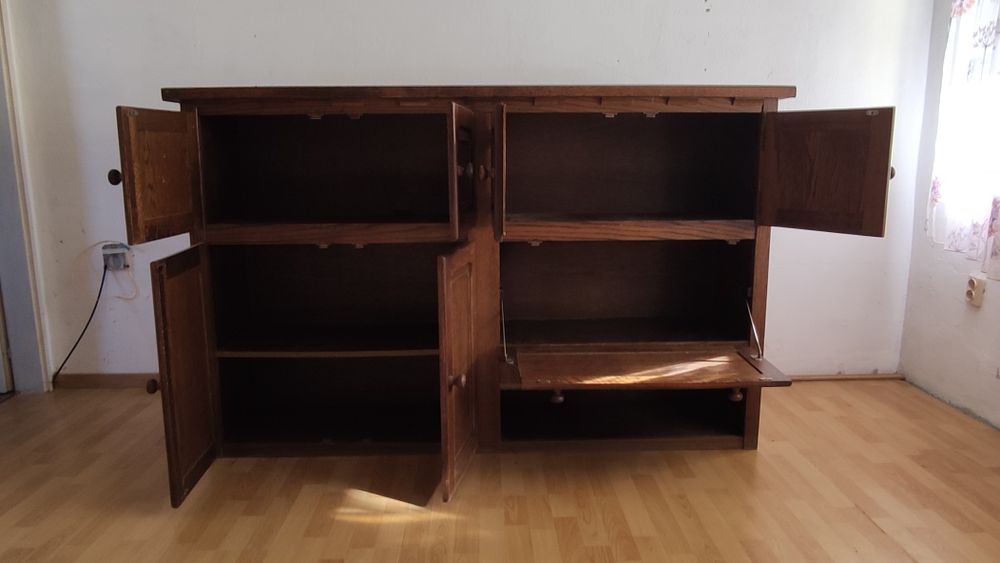 Стар масивен шкаф