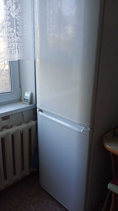 Холодильник Hotpoin ARISTON б/у.