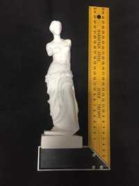 Гипсовая статуэтка Венеры Милосской с черным поддоном.