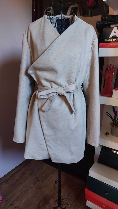 Palton cu cordon crem ( cu conținut de lână)