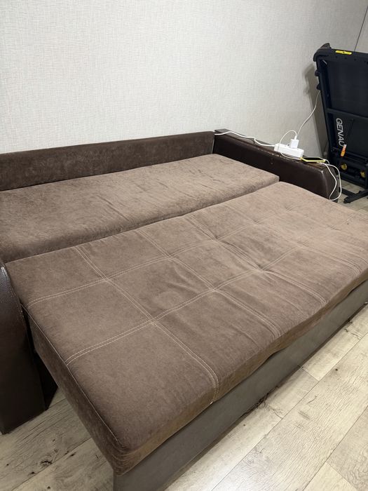 Диван кровать складной, внизу бельевые ящики. Размер 200/160