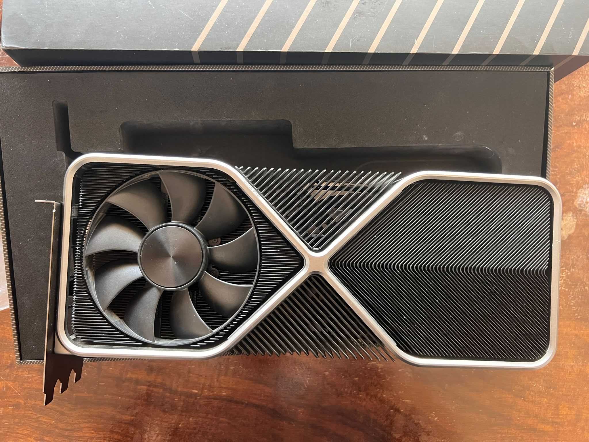 RTX 3090 Founders Edition FE охладител + кутия